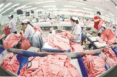 紡企訂單紛至沓來，工人生產(chǎn)熱潮涌動(dòng)，服裝產(chǎn)業(yè)迎來復(fù)蘇春風(fēng)